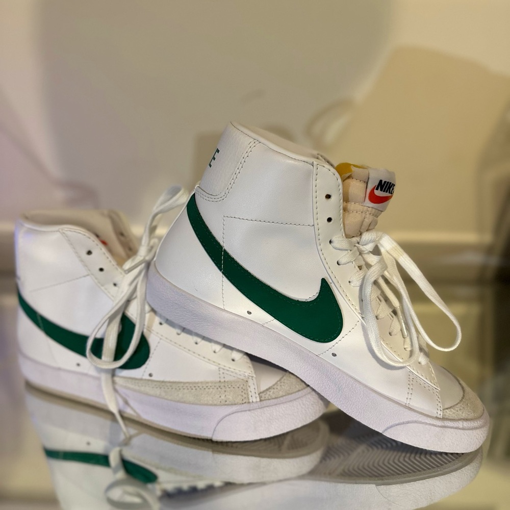 Nike Blazer Mid 77 Vintage Women’s Size 8
White Malachite Green